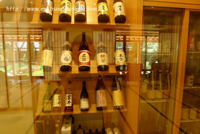 諏訪湖畔に建つ温泉旅館　萃 sui-諏訪湖のロビー「囲炉裏の間」は夜は地酒Barになる